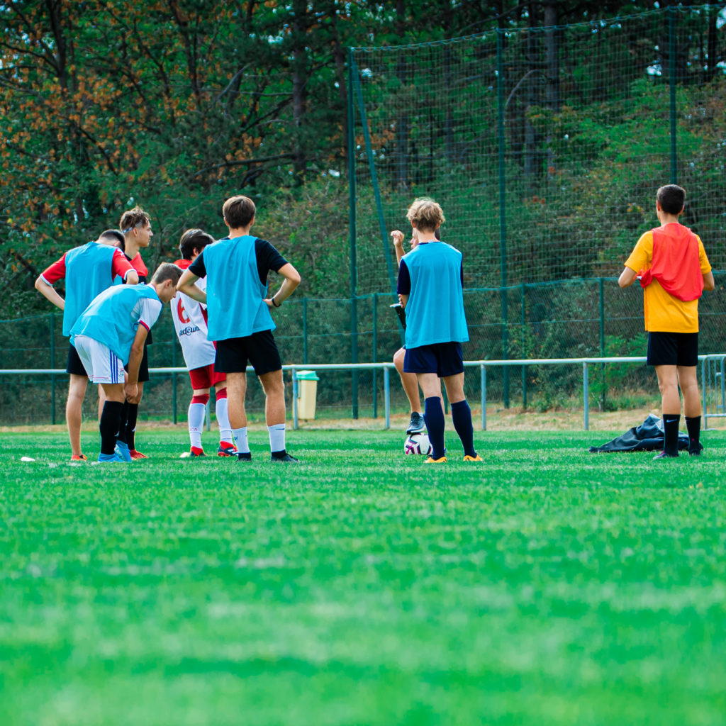 Des jeunes hommes s'entrainent au football